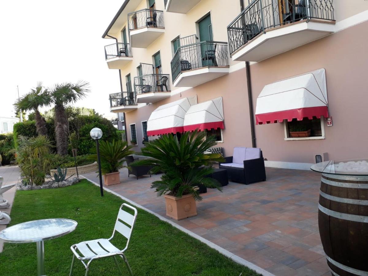 Hotel Fornaci Пескьера-дель-Гарда Экстерьер фото